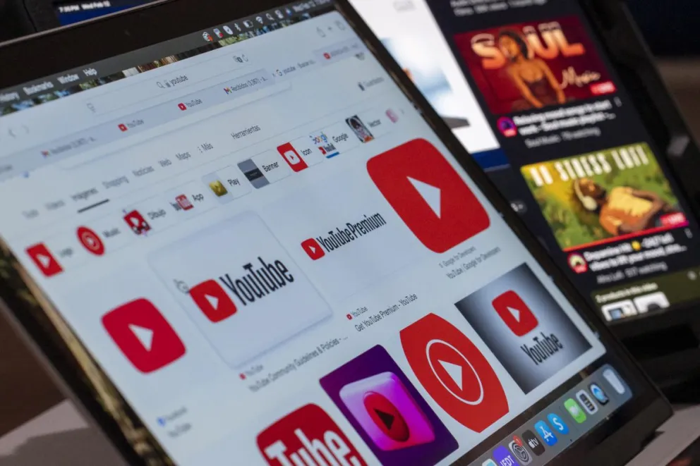 La pantalla de un tableta con varios logos de la plataforma de contenidos audiovisuales YouTube, en Nueva York. Foto: EFE