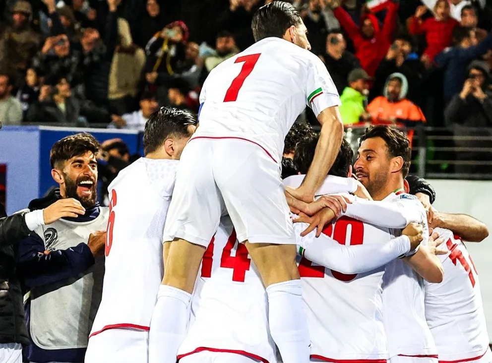 Jugadores de la selección de Irán festejan su clasificación a la Copa del Mundo de 2026.