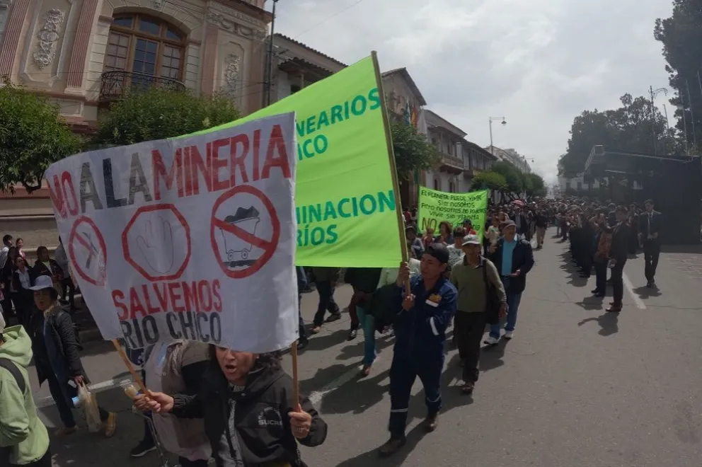 Marcha de los comunarios en protesta por la contaminación minera. Foto: Correo del Sur