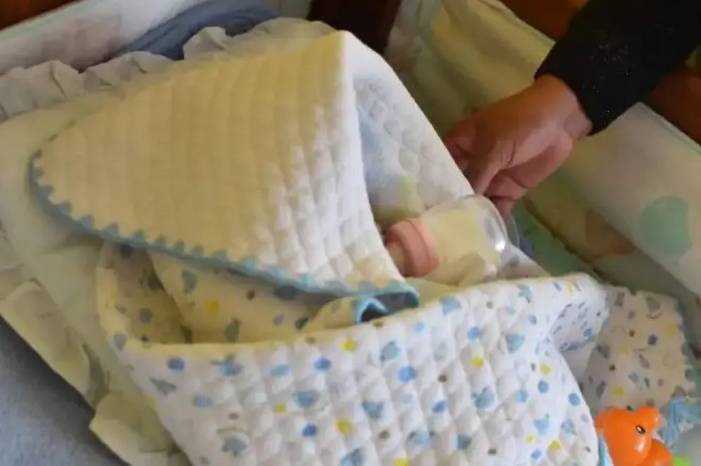 Un bebé encontrado y llevado a un albergue. Foto: AMUN