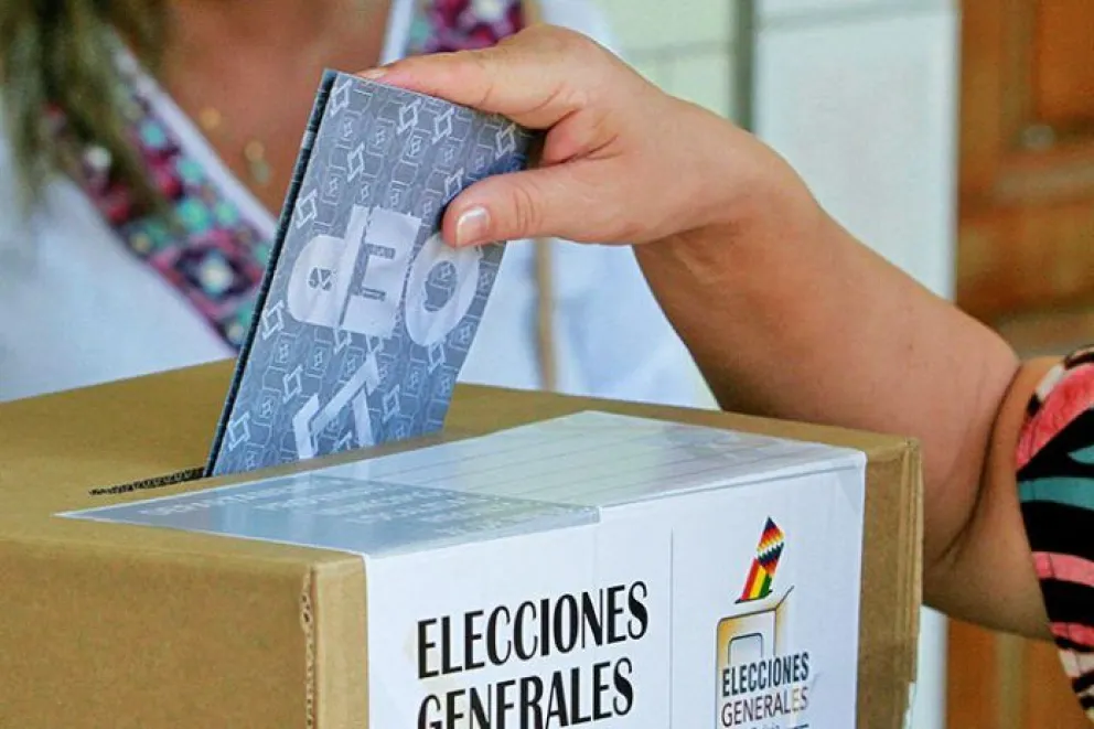Una persona emite su voto. Foto: APG
