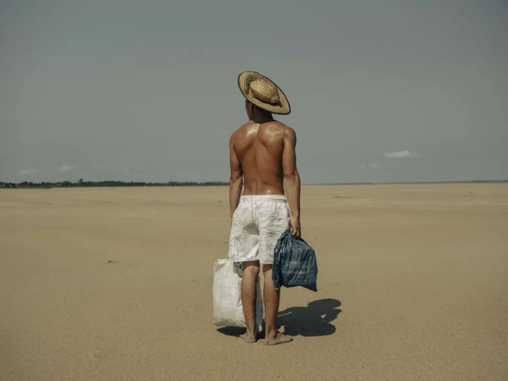 Un joven le lleva comida a su madre, que vive en el pueblo de Manacapuru, en Brasil, otra de las imágenes ganadoras en Sudamérica. Fotos: worldpressphoto.org