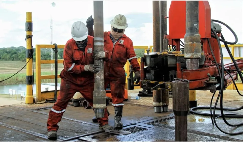 Operarios en una planta de hidrocarburos. Foto: MHE
