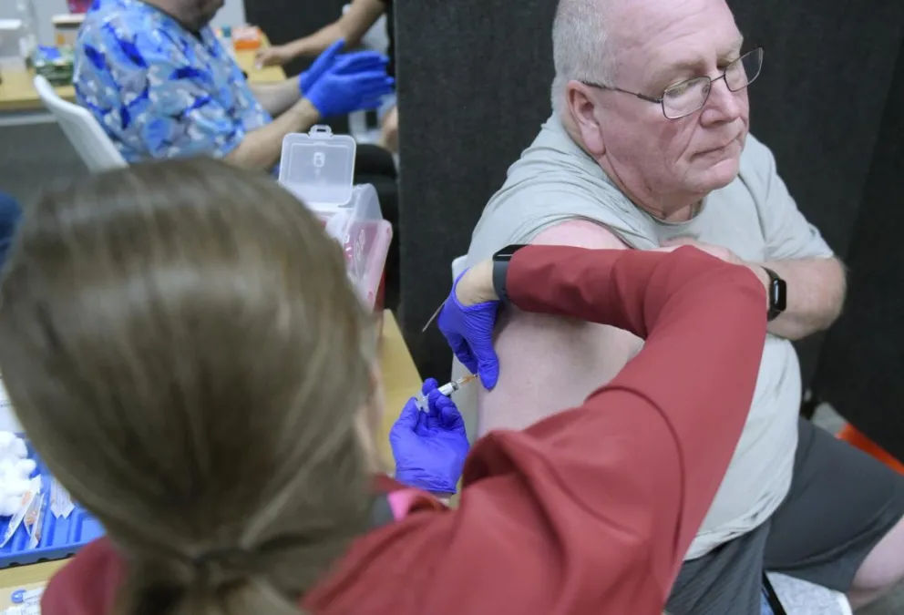 Una persona recibe una vacuna Gary Jones contra la enfermedad del sarampión, en EEUU. Foto: EFE