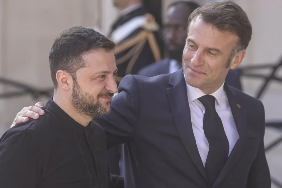 El presidente francés Emmanuel Macron saluda a Zelensky a su llegada a la cumbre sobre paz y seguridad para Ucrania. Foto: EFE
