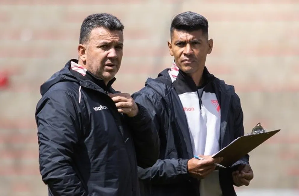 Baldivieso, a la izquierda, junto a uno de sus asistentes. Foto: APG