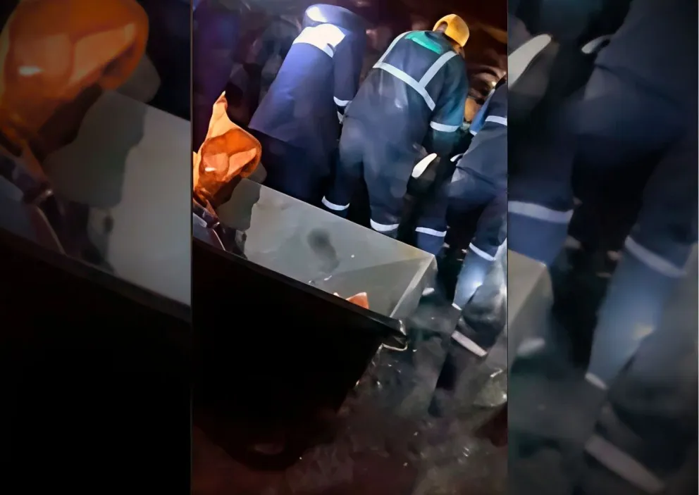 Mineros trasladan a uno de los fallecidos. Foto: Captura de video 