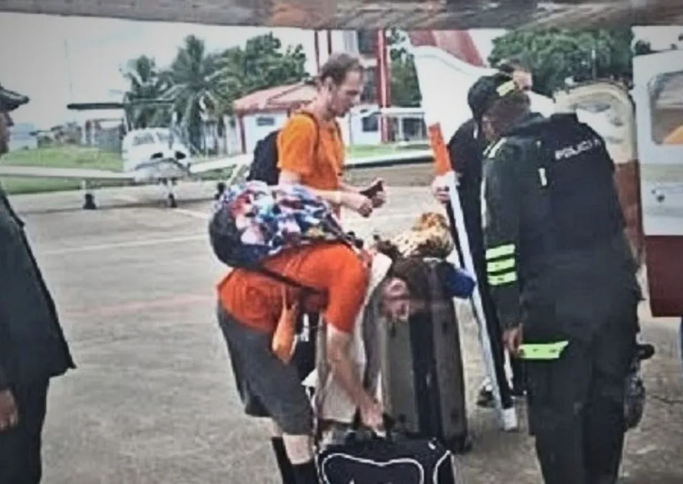 Integrantes del estado ficticio son escoltados por policías tras ser expulsados. Foto: Ministerio de Gobierno 