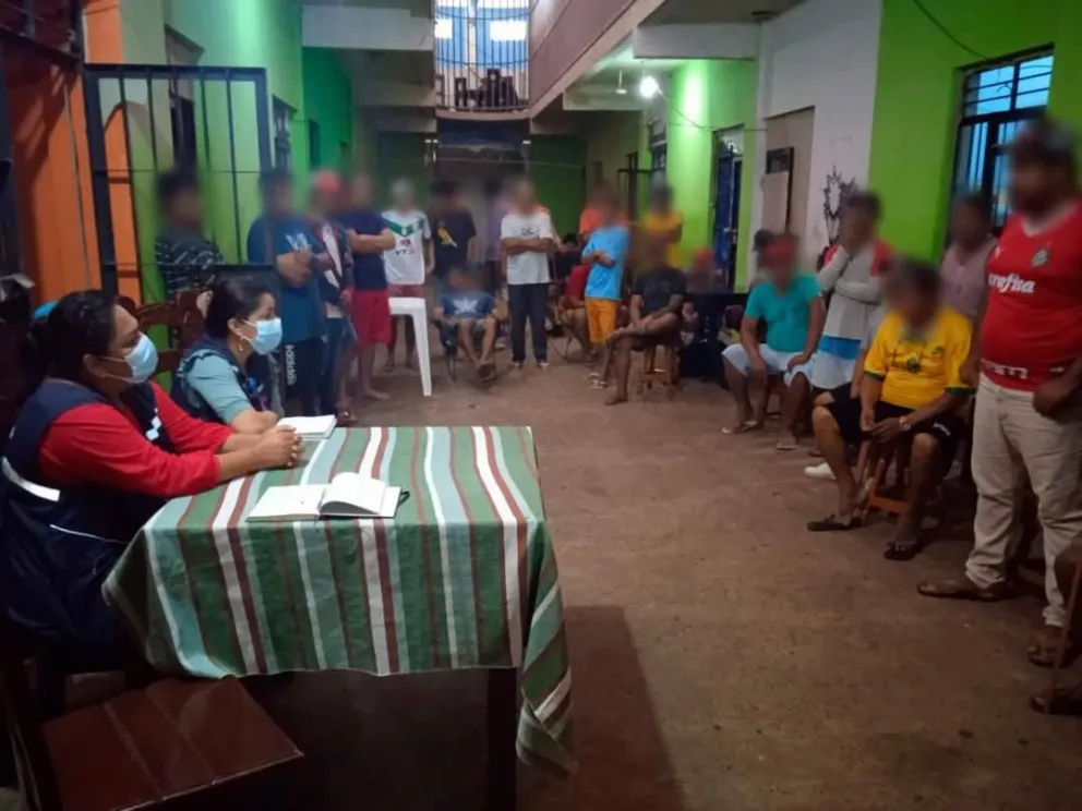 Unas de las "mesas" de socialización de normas carcelarias, a cargo de la Defensoría del Pueblo. Foto: DGRP