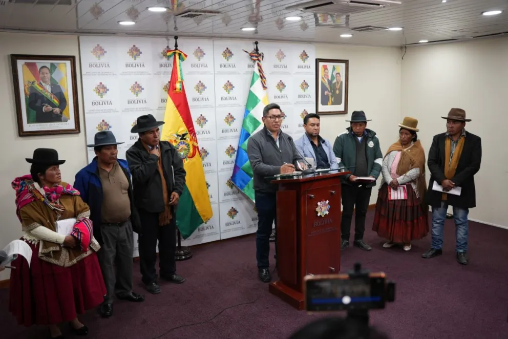 El ministro de Desarrollo Productivo, Zenón Mamani junto a productores explica los objetivos de la ampliación del Fondo Proleche hasta 2040. Foto: Ministerio de Desarrollo Productivo.