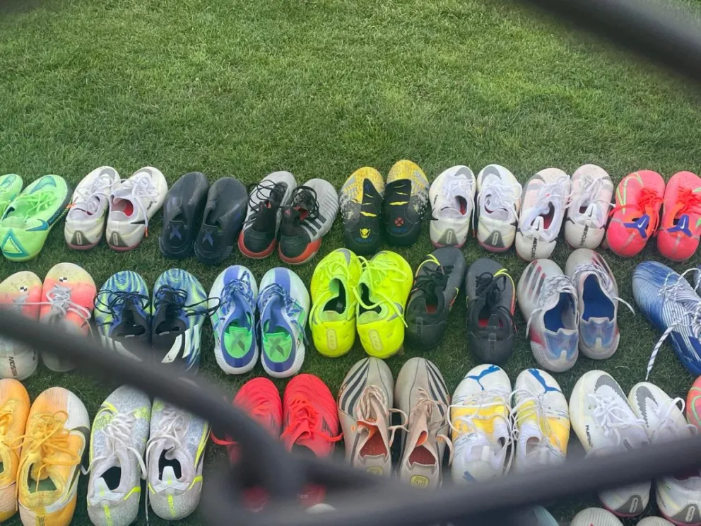 Botines de fútbol en un costado del campo de juego. Foto: Jorge Asturizaga.