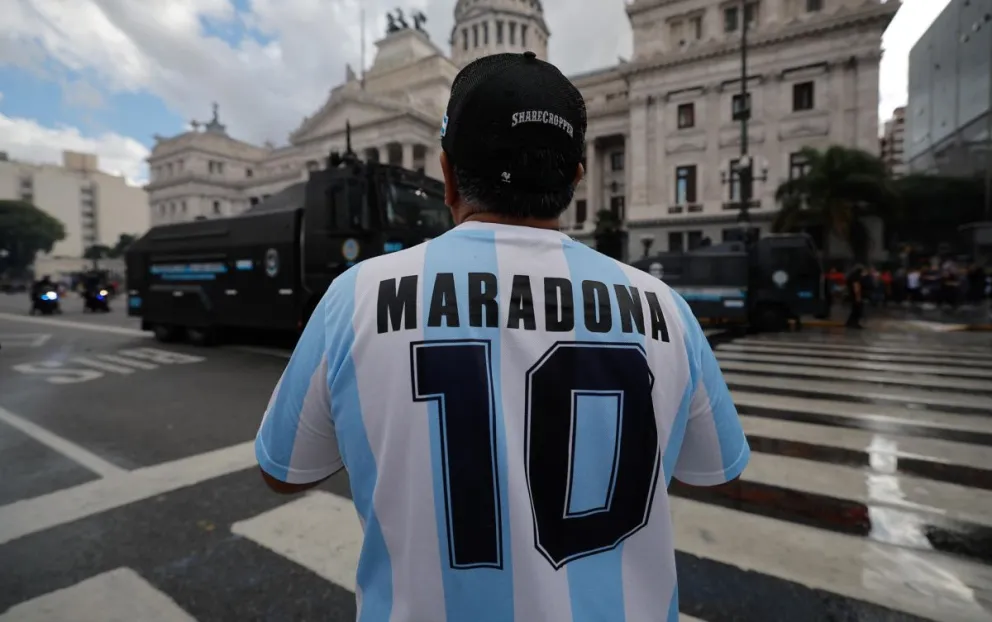 Imagen de un hincha argentino con una camiseta de Diego Armando Maradona. Foto: EFE