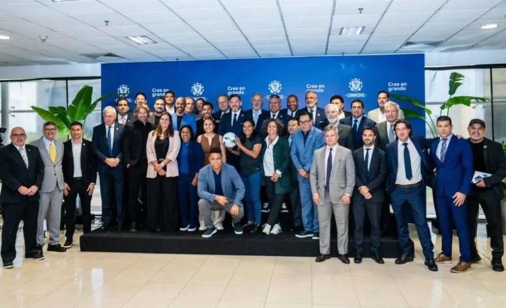 Ronaldo Nazario aparece al centro (hincado) junto a las otras personalidades que participaron de la reunión. Foto: Conmebol