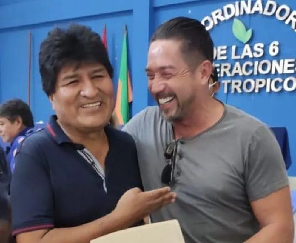 Cronenbold, durante una visita a Morales, en las Seis Federaciones del Trópico de Cochabamba, en 2022. Foto: Detrás de la Verdad