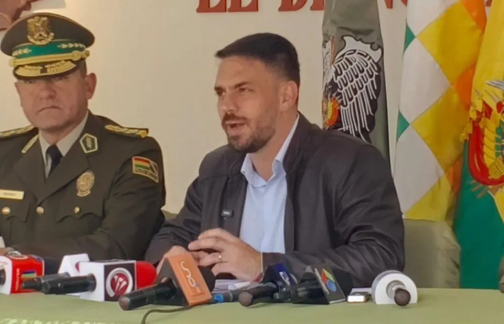 El ministro Del Castillo, en rueda de prensa. Foto: DTV