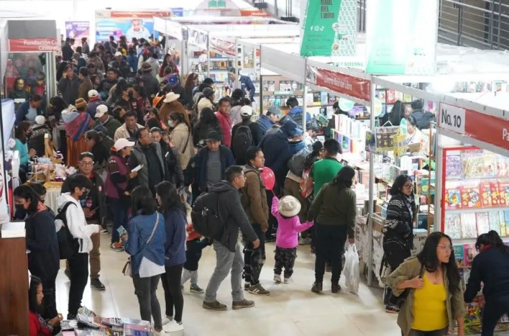 Asistentes en la primera versión de la Feria Internacional del Libro de El Alto. Foto: GAMEA