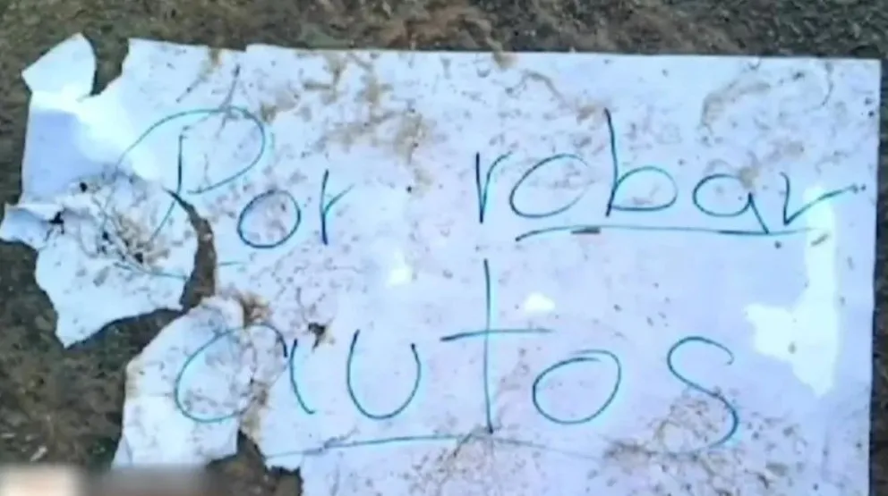 En la escena del crimen, los autores dejaron un cartel que decía: "Por robar autos". Foto: Red Uno