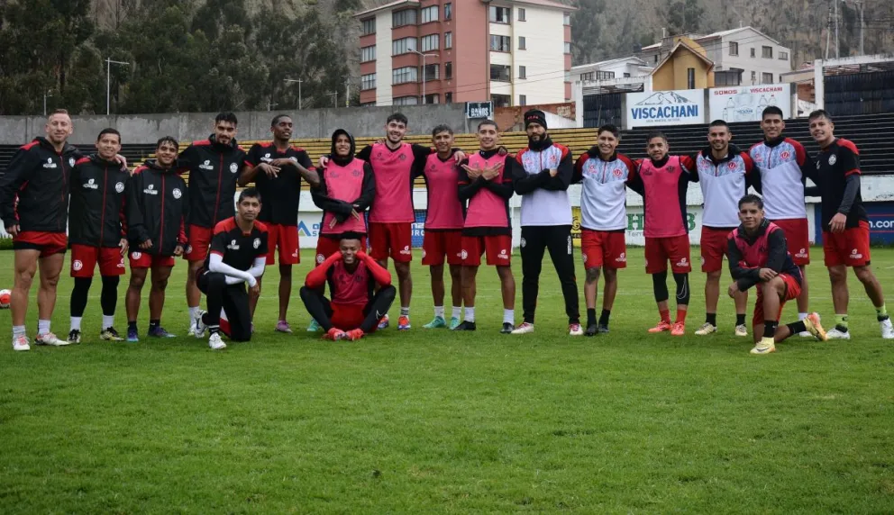 Jugadores de FC Universitario en una reciente visita a la ciudad de La Paz. Foto: FC Universitario