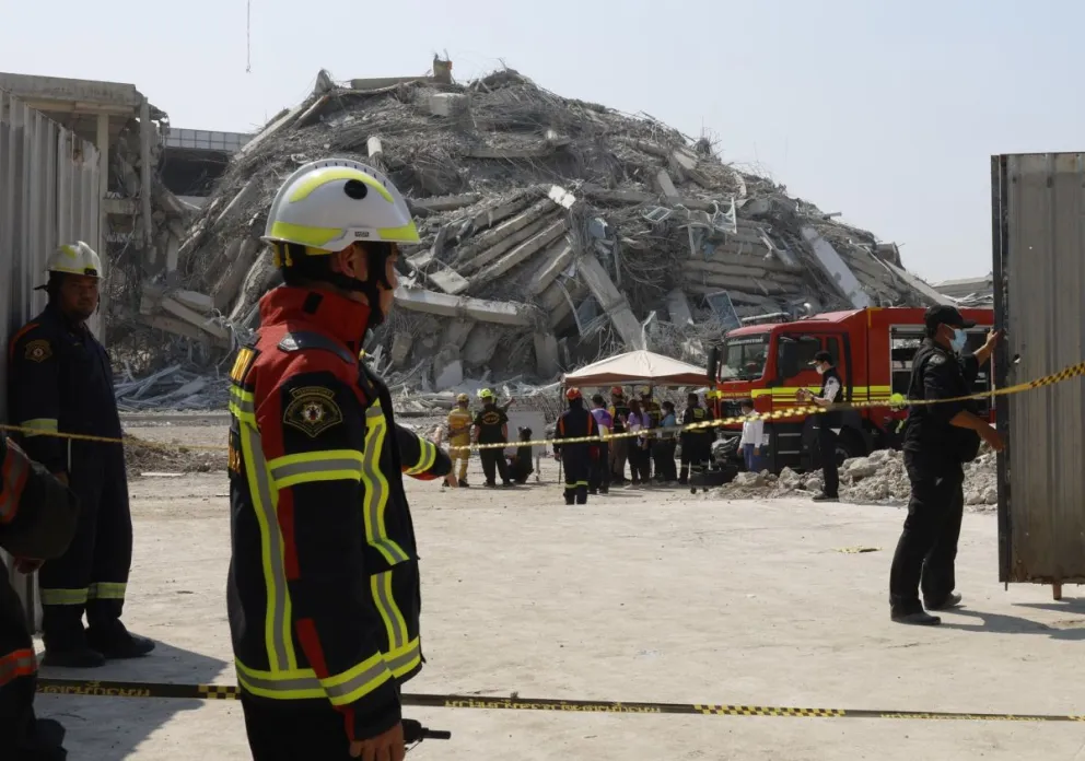 Un rascacielos de 30 pisos en construcción se desplomó en el norte de la capital tailandesa. Fotos: EFE