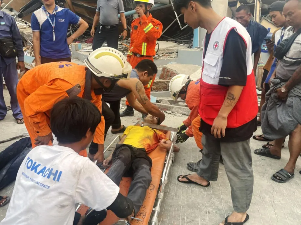 Rescatistas socorren a un herido por el terremoto. Foto: EFE