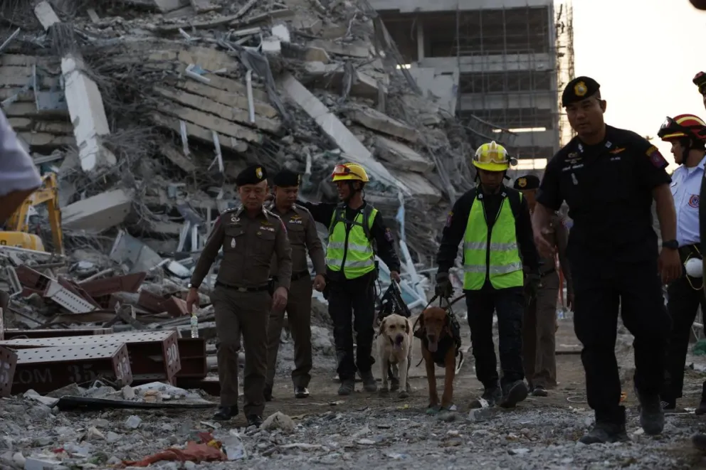 Equipos de rescate en medio de la devastación que dejó el terremoto en Birmania y Tailandia. Foto: EFE