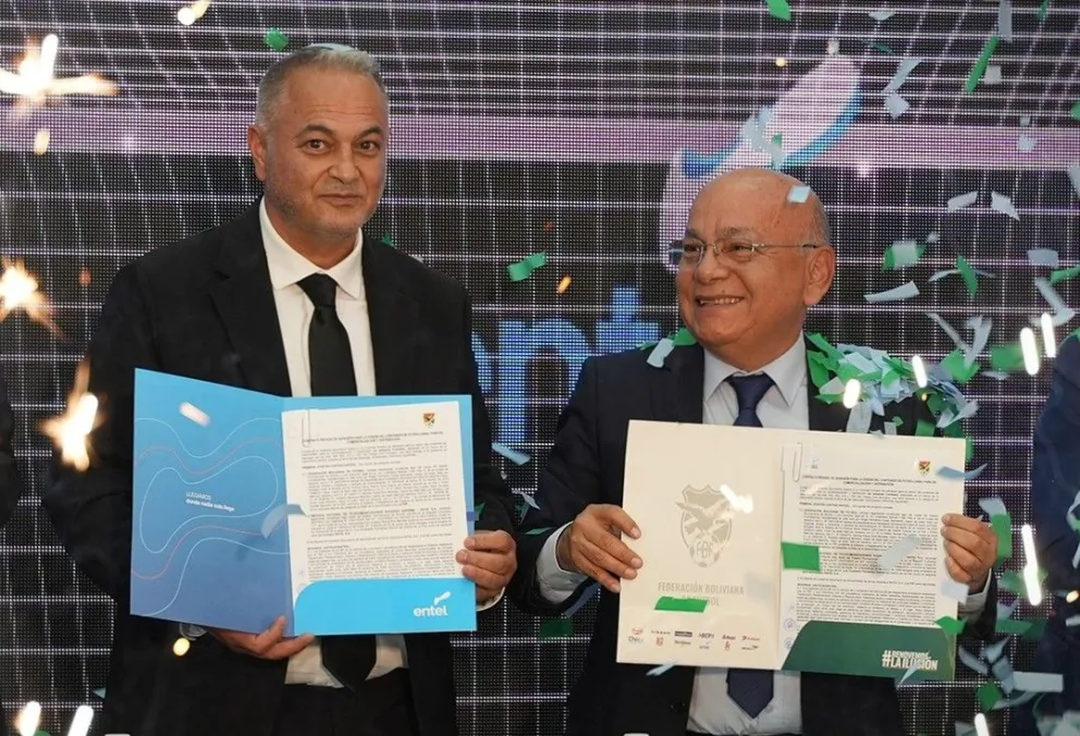 Fernando Costa (izq.), presidente de la FBF, y Roque Roy Méndez, gerente de Entel, tras la firma de la alianza estratégica. Foto: Entel SA