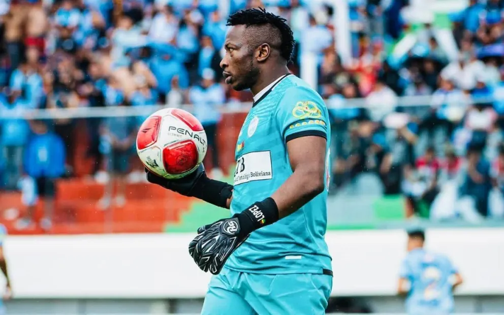 David Akologo, arquero de Aurora, controla la pelota en un partido de la temporada 2024. 