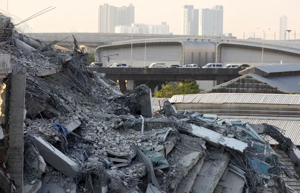 Un edificio derrumbado tras el fuerte sismo en Birmania, que afectó a Tailandia. Foto: Infobae