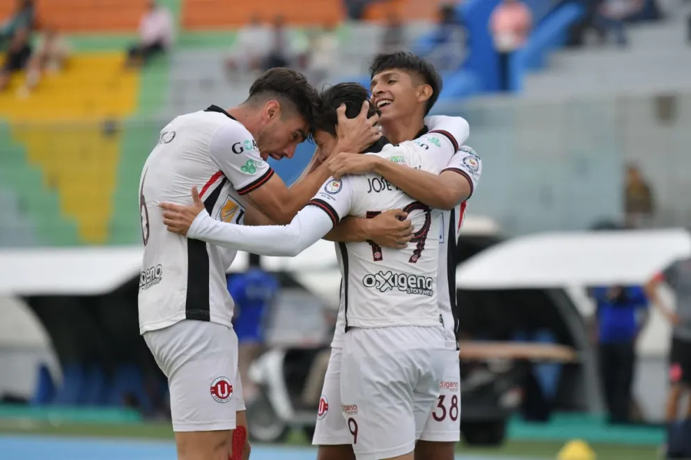 Jugadores de FC Universitario celebran uno de sus goles. Foto: APG.
