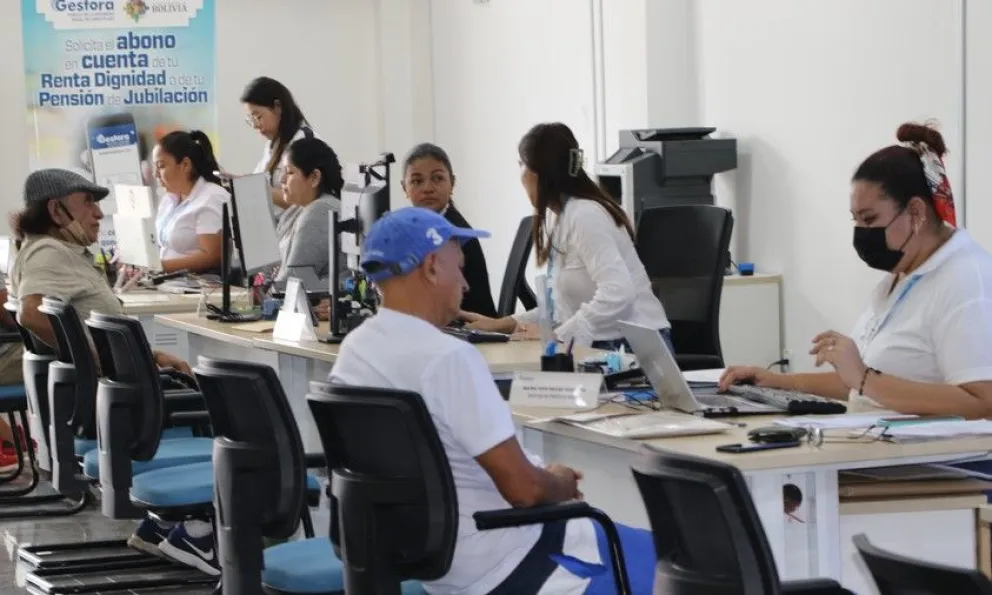 Funcionarias de la Gestora atienden al público. Foto: Gestora