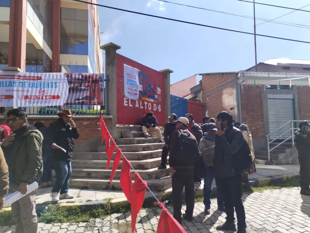 Choferes esperan que la reunión entre sus dirigentes y el subalcalde termine.  Foto: GAMEA