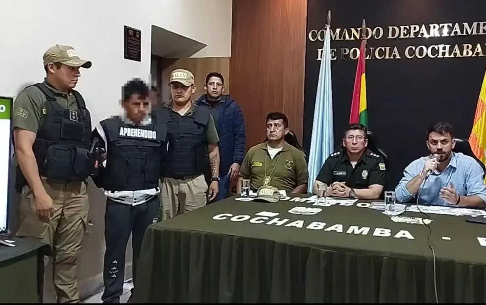 Autoridades presentaron al feminicida.   Foto: Captura Ministerio de Gobierno.