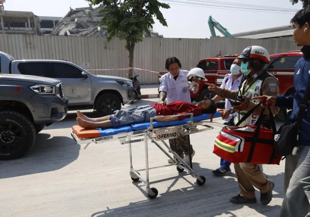 Rescatan a un superviviente tras el hundimiento de un edificio en Bangkok. Foto: EFE