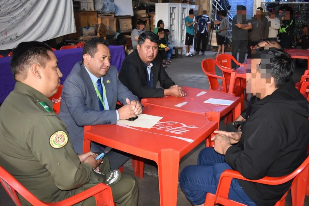 Las autoridades con los internos. FOTO: Fiscalía Departamental de Cochabamba