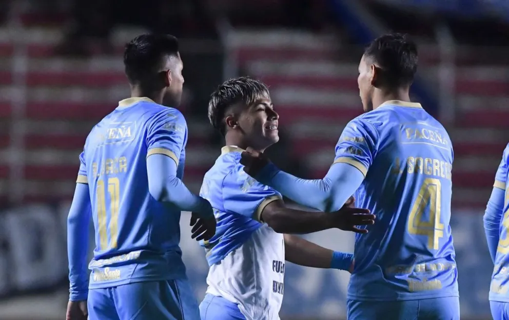 Velásquez (centro) celebra su gol junto a sus compañeros. Foto: APG.