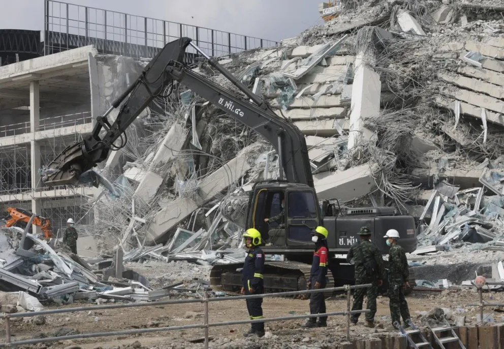Los escombros de un edificio en construcción en Bangkok que colpasó atrapando a decenas de trabajadores a raíz del terremoto, con epicentro en Birmania. Foto: