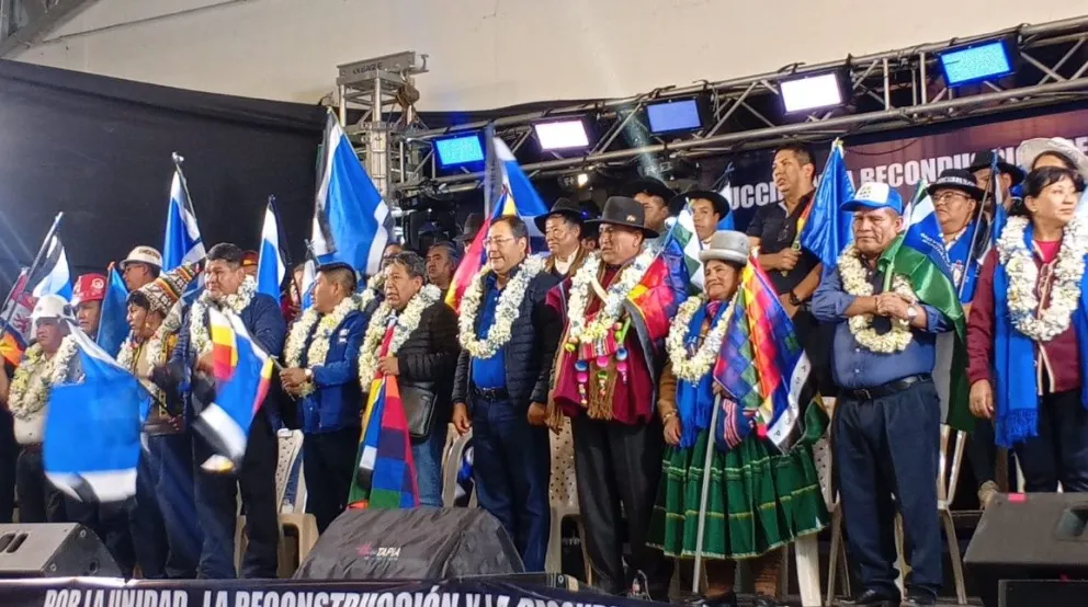 El presidente Luis Arce y los líderes del arcismo en la inauguración del congreso para cambiar el estatuto. Foto: CTV