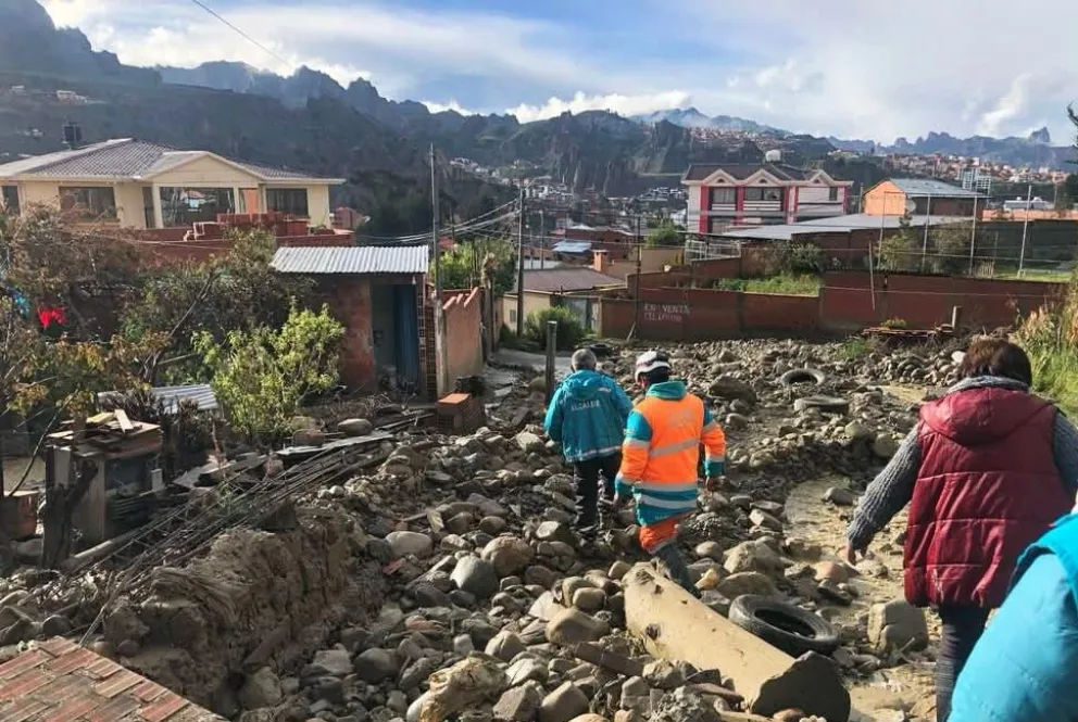 El alcalde inspecciona la zona afectada. FOTO: AMUN
