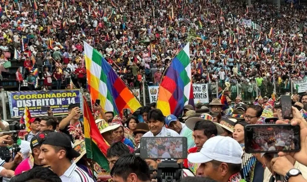 El expresidente Evo Morales llega al congreso para la refundación de su instrumento político en Villa Tunari, hoy. Foto: APG