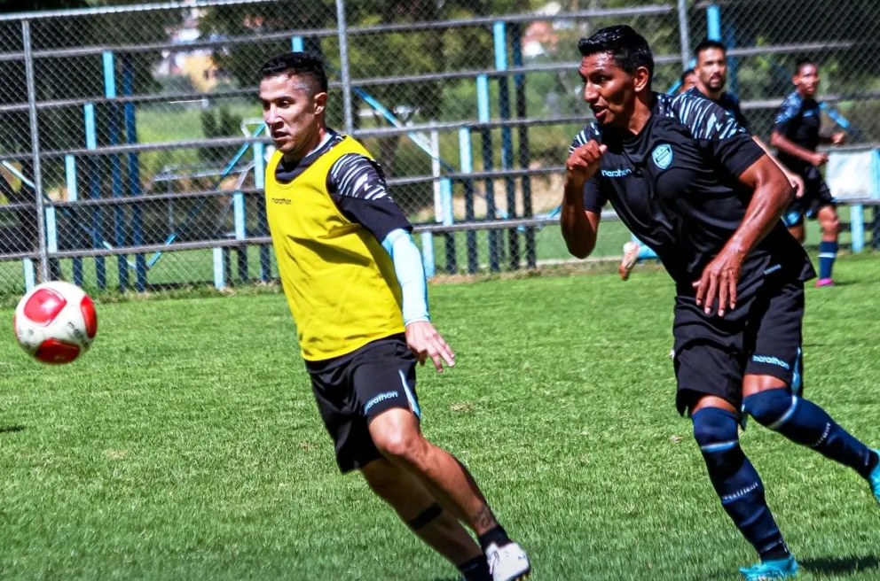 Didí Torrico, a la derecha, marca a un compañero en un entrenamiento de Aurora. Foto: Aurora