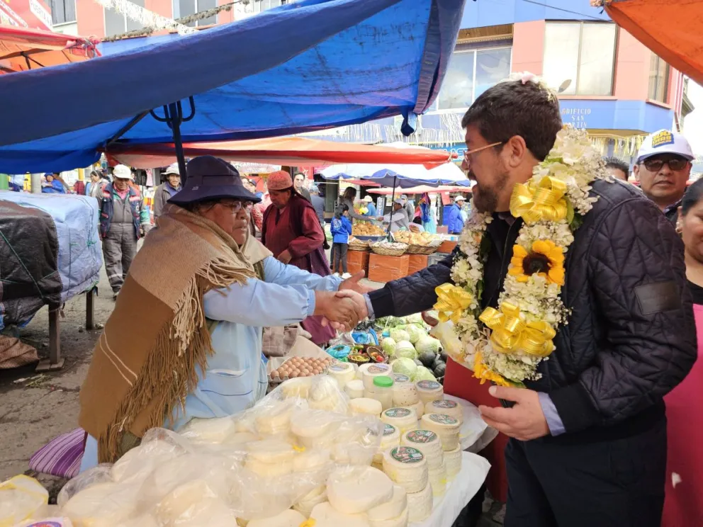 El precandidato a la Presidencia, Samuel Doria Medina, saluda a una vendedora de quesos en el mercado Rodríguez. Foto: Samuel Doria Medina