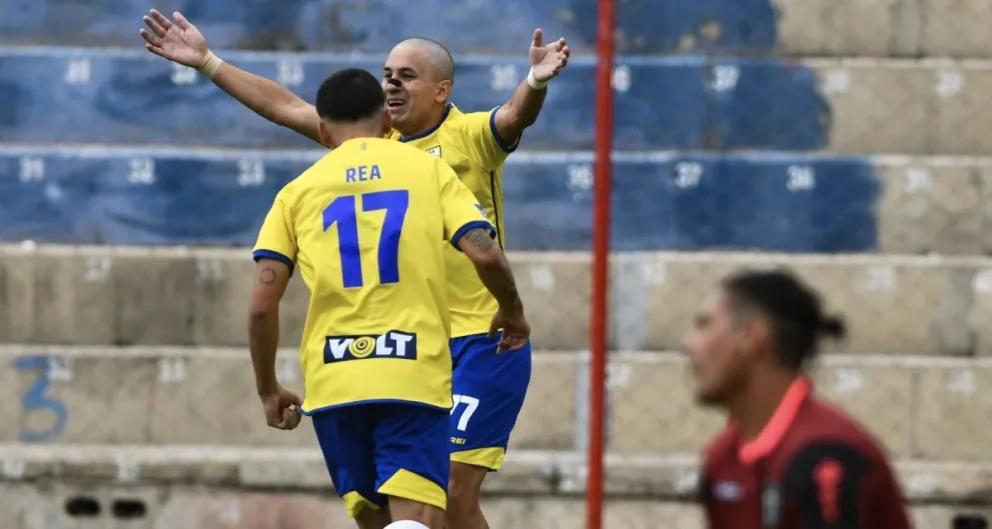 Rivas, autor del primer gol de ABB, es felicitado por su compañero Gary Rea. Foto: APG.