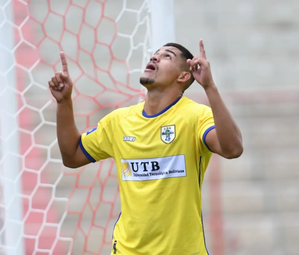 Mizael Pinto celebra su gol en su vuelta al fútbol luego de un año de suspensión. Foto: Agencia Marka Registrada.