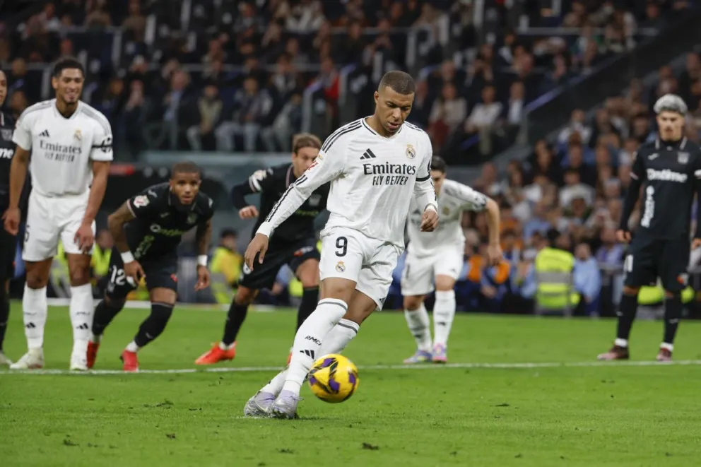 El delantero francés del Real Madrid Kylian Mbappé marca su gol de penalti durante el partido de la jornada 29 de LaLiga que Real Madrid y CD Leganés. Foto: EFE