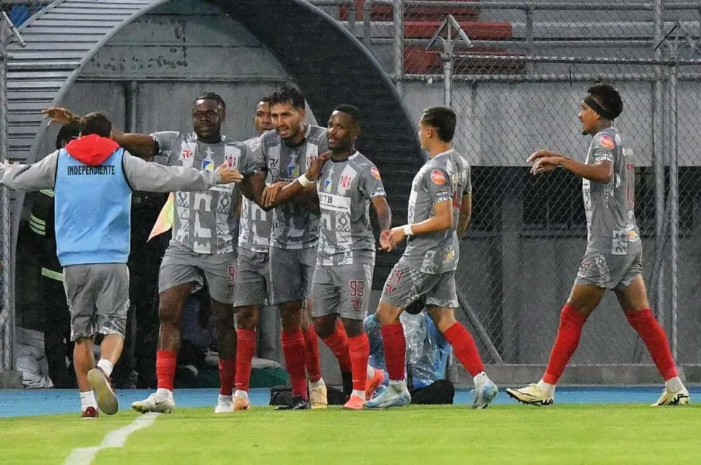 Los jugadores de Independiente celebran el único gol del compromiso. Foto: APG