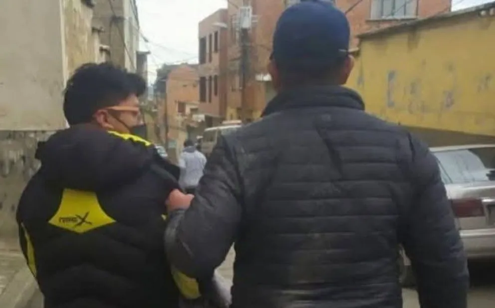 El momento de la detención del denunciado por violación. FOTO: VOS TV