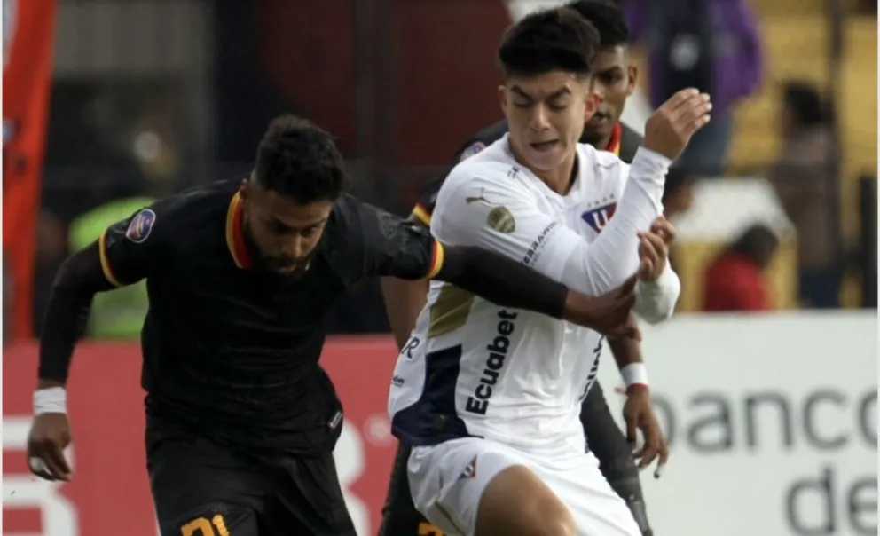 Villamil (der) en acción durante el partido con Deportivo Cuenca. Foto: API-El Comercio. 