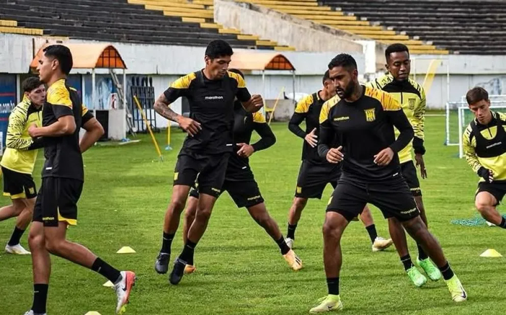 Práctica de los atigrados en su cancha de Achumani. Foto: The Strongest.