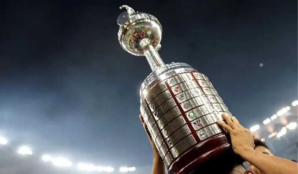 El trofeo de la Copa Libertadores, certamen que controla la Conmebol. Foto: AIPS
