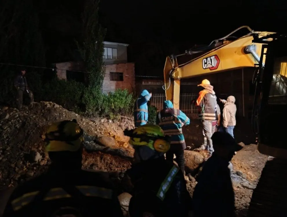 Con maquinaria municipal y coordinación con los vecinos, la Alcaldía de La Paz mantiene una vigilancia permanente para prevenir riesgos mayores. Foto: GAMLP